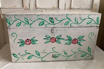 Brocante oude houten kist / wit - beschilderd beschikbaar voor biedingen