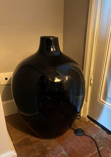 60cm hoge zwarte stenen pot, vaas beschikbaar voor biedingen
