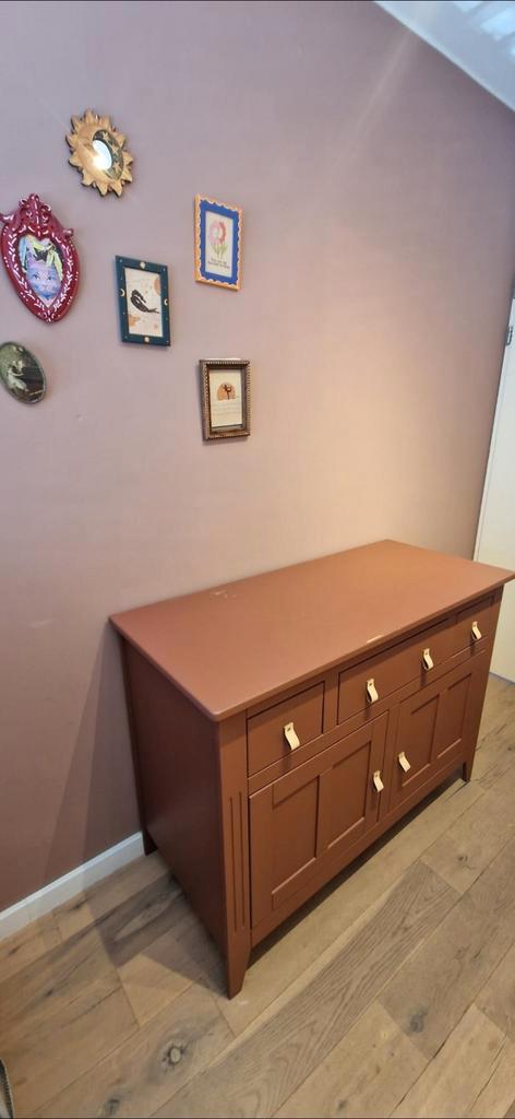 UNIQUES Vintage commode kleur Kardemom met leren handgreep, Kinderen en Baby's, Kinderkamer | Commodes en Kasten, Zo goed als nieuw
