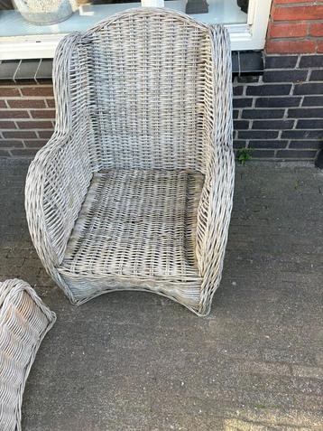 Rieten lounge set met nieuwe kussens beschikbaar voor biedingen