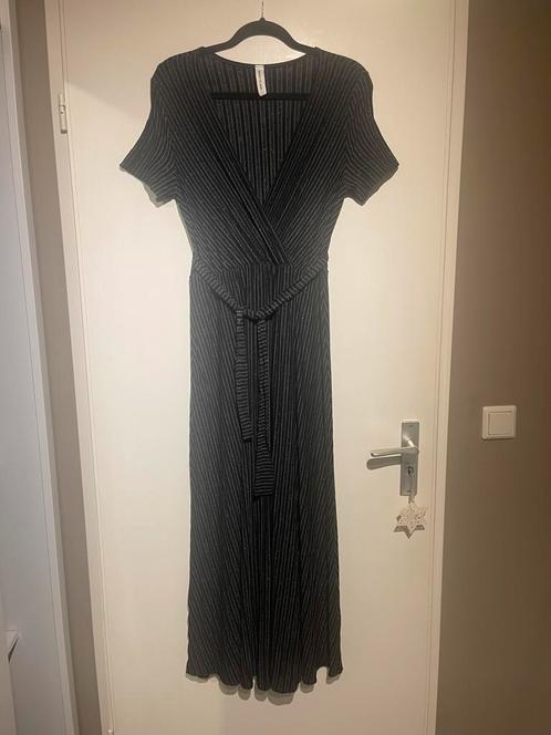 New Collection zwart met zilver maxi jurk maat M, Kleding | Dames, Jurken, Zo goed als nieuw, Maat 38/40 (M), Zwart, Onder de knie