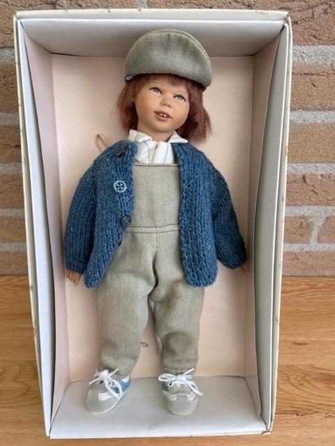Heidi Ott Die Kleinen, Jongen met pet ong 30cm, Verzamelen, Poppen, Zo goed als nieuw, Pop, Ophalen of Verzenden