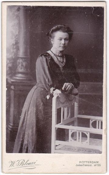 CDV Vrouw Mooie Jurk Stoel - Foto Bleuze Rotterdam tante Pie beschikbaar voor biedingen