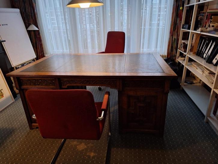 Groot klassiek houten bureau met leren blad, Huis en Inrichting, Bureaus, Gebruikt, Ophalen