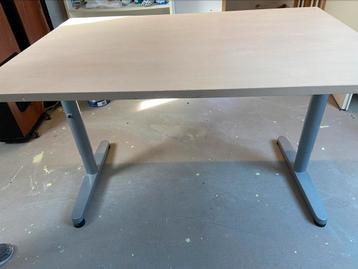 In hoogte verstelbaar bureau 80x120cm beschikbaar voor biedingen