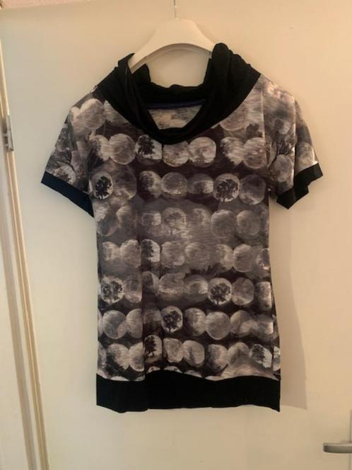 Meerkleurige T-shirt. Merkloos. Maat S, Kleding | Dames, T-shirts, Zo goed als nieuw, Maat 36 (S), Overige kleuren, Korte mouw