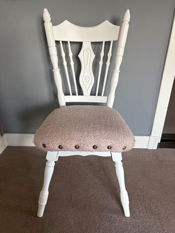 Twee mooie witte houten stoelen beschikbaar voor biedingen