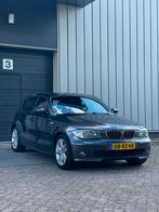BMW 1-Serie (e87) 3.0 130I 5DR 2005 Grijs, Auto's, BMW, Origineel Nederlands, Te koop, Zilver of Grijs, 5 stoelen