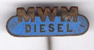 MWM diesel email op zilverkleurig speldje ( F_058 ), Verzamelen, Speldjes, Pins en Buttons, Zo goed als nieuw, Speldje of Pin