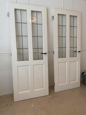 Twee massieve houten binnendeuren met glas-in-lood beschikbaar voor biedingen