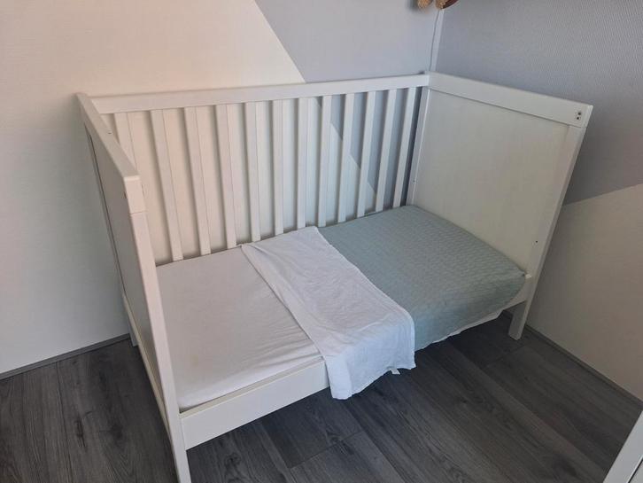 Ikea Sundvik meegroei Ledikant met matras en lakens, Kinderen en Baby's, Babywiegjes en Ledikanten, Gebruikt, Ledikant, Ophalen