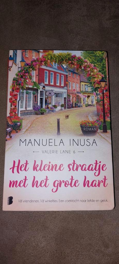 Het kleine straatje met het grote hart - Manuela Inusa, Boeken, Romans, Zo goed als nieuw, Nederland, Ophalen of Verzenden