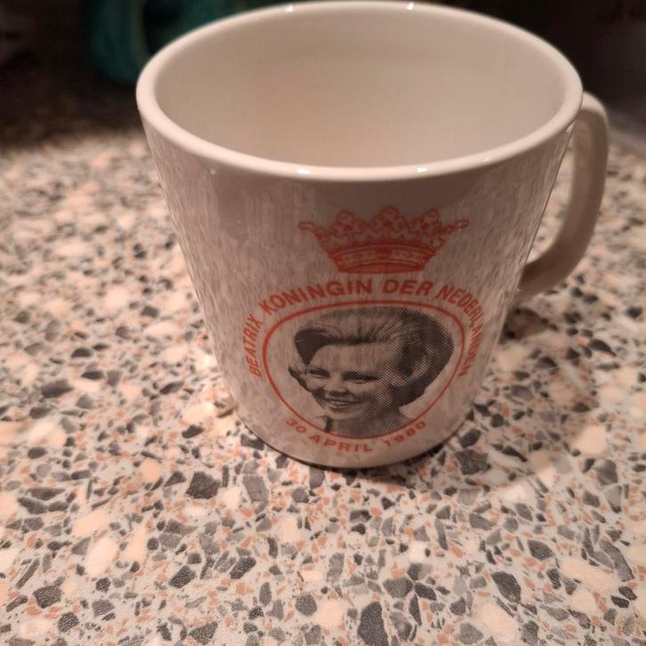 Beatrix Koningin der Nederlanden Mok 1980, Antiek en Kunst, Antiek | Keramiek en Aardewerk, Ophalen of Verzenden