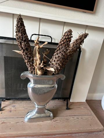 Decoratie: zilveren grote vaas met houten bos beschikbaar voor biedingen