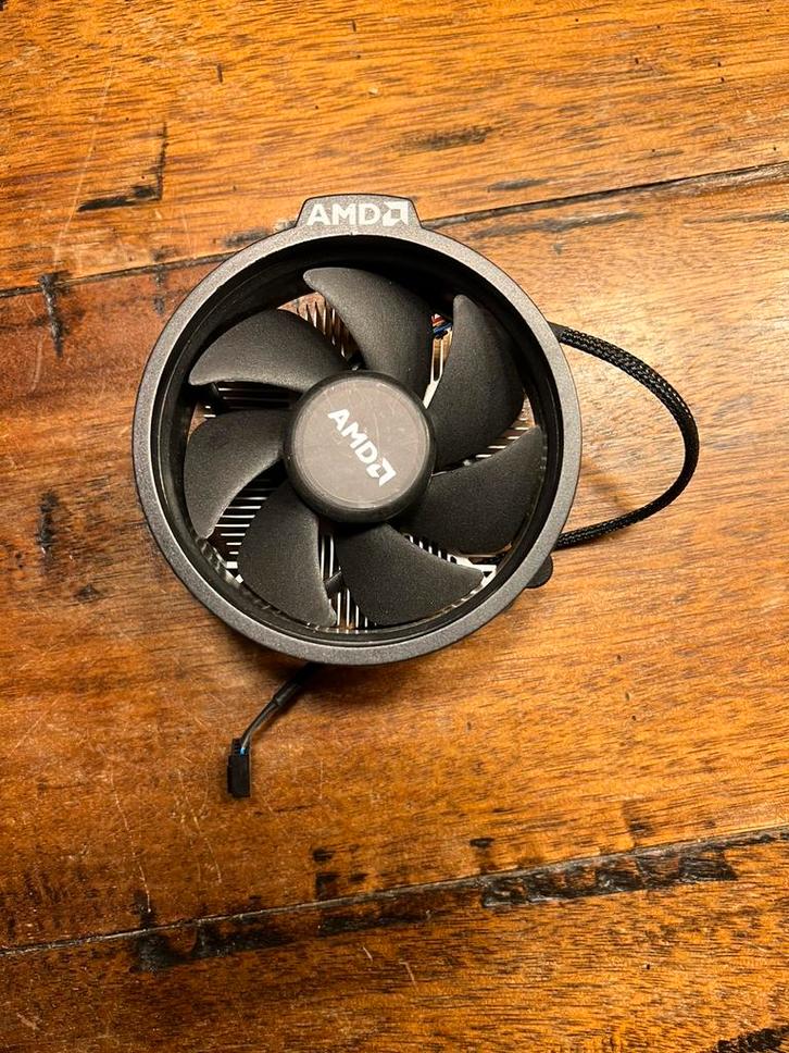 AMD Wraith Stealth CPU koeler (standaard Processorkoeler), Computers en Software, Computerkoelers, Zo goed als nieuw, Koelpasta