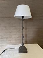 Taupe/Bruine Lampenvoet met Witte Kap, Huis en Inrichting, Lampen | Tafellampen, Ophalen of Verzenden, Zo goed als nieuw, Stof