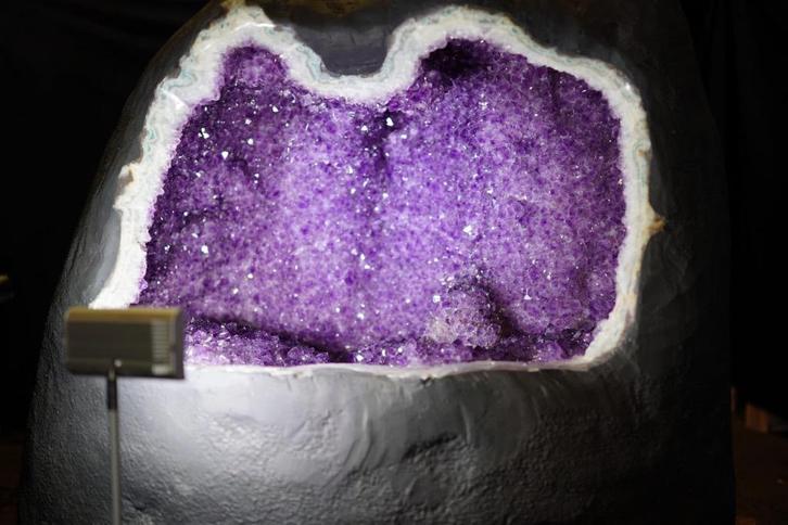 Amethist geode, de grootste en mooiste van Europa, Verzamelen, Mineralen en Fossielen, Mineraal, Ophalen of Verzenden