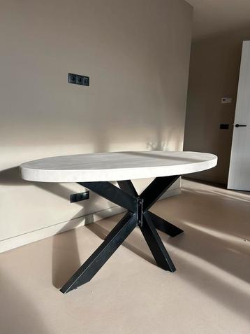Beton ciré eettafel ovaal 180 x 90 cm beschikbaar voor biedingen