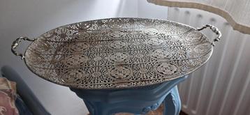 Decoratief metalen dienblad beschikbaar voor biedingen