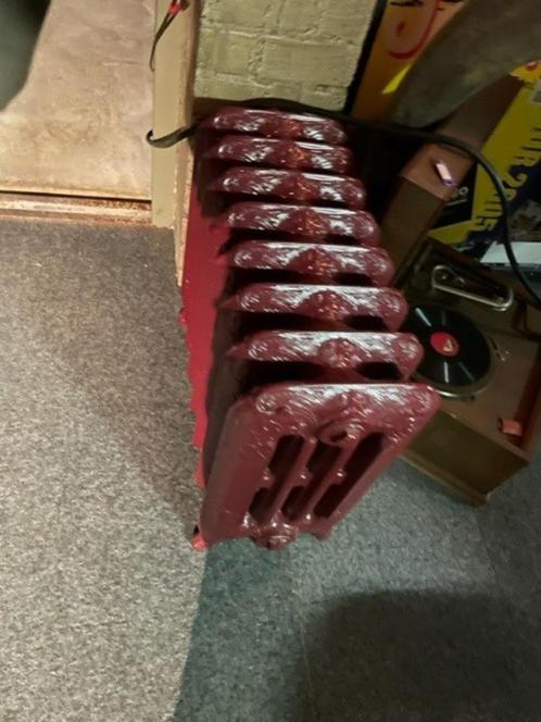 Kleine decoratieve gietijzeren radiator – bordeauxrood, Antiek en Kunst, Curiosa en Brocante, Ophalen