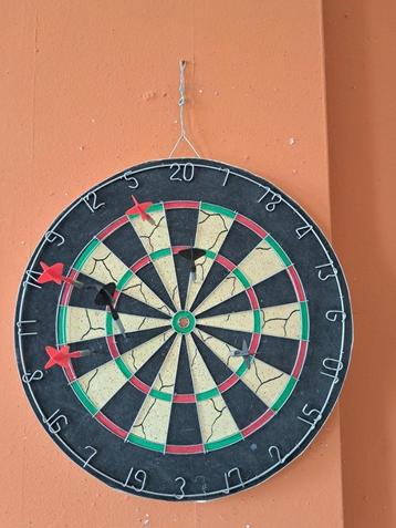 dartbord incl. 6 pijlen beschikbaar voor biedingen