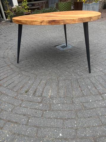 Ronde Teakhouten salontafel met Stalen Poten beschikbaar voor biedingen