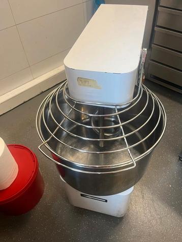 Grote deegmachine voor 25 kilo deeg beschikbaar voor biedingen