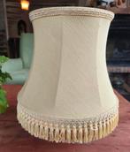 Vintage lampenkap met franjes – lichtgeel 24 cm hoog €12.50, Huis en Inrichting, Lampen | Lampenkappen, Ophalen of Verzenden, Crème