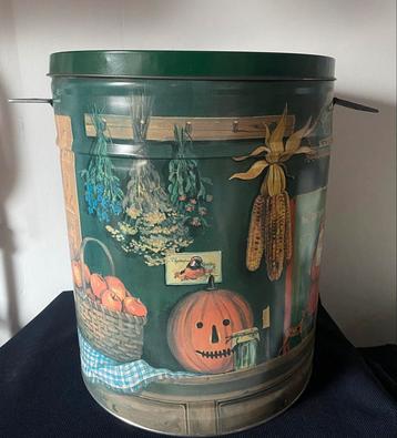 Groot blik met allerlei afbeeldingen: kerst - halloween etc. beschikbaar voor biedingen