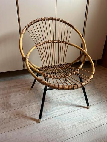 Vintage rotan kinderstoel beschikbaar voor biedingen