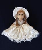 Klein vintage popje met vlechtjes en een hoedje, Verzamelen, Poppen, Ophalen of Verzenden, Gebruikt, Pop