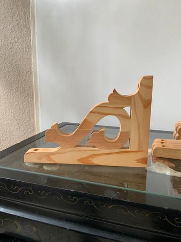 4 houten plankendragers beschikbaar voor biedingen