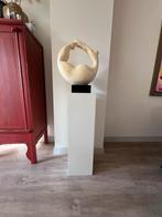 Beeld op sokkel, Huis en Inrichting, Woonaccessoires | Zuilen en Pilaren, Ophalen, Zo goed als nieuw