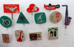 12 vintage VARA-speldjes uit de jaren 60, Verzamelen, Speldjes, Pins en Buttons, Ophalen of Verzenden, Zo goed als nieuw, Figuurtje