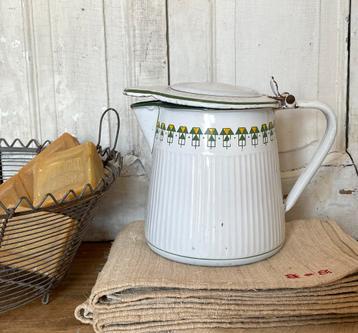 Emaille oude klepkan wit geribbeld met groen werkje beschikbaar voor biedingen