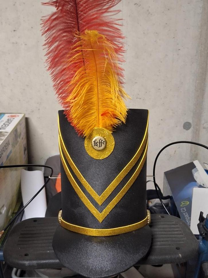Fanfare hoed, Hobby en Vrije tijd, Kostuums, Theaterbenodigdheden en LARP, Zo goed als nieuw, Ophalen of Verzenden