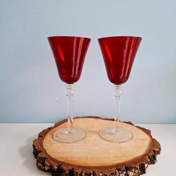 2 kristallen robijnrode wijnglazen beschikbaar voor biedingen
