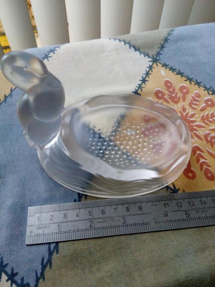 Persglazen eend die over een vijver kijkt zeep/ringen bakje, Antiek en Kunst, Antiek | Glas en Kristal, Ophalen