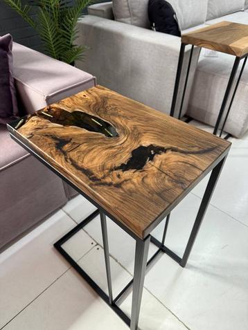 Notenhouten Tafel met Epoxy - Uniek Design beschikbaar voor biedingen