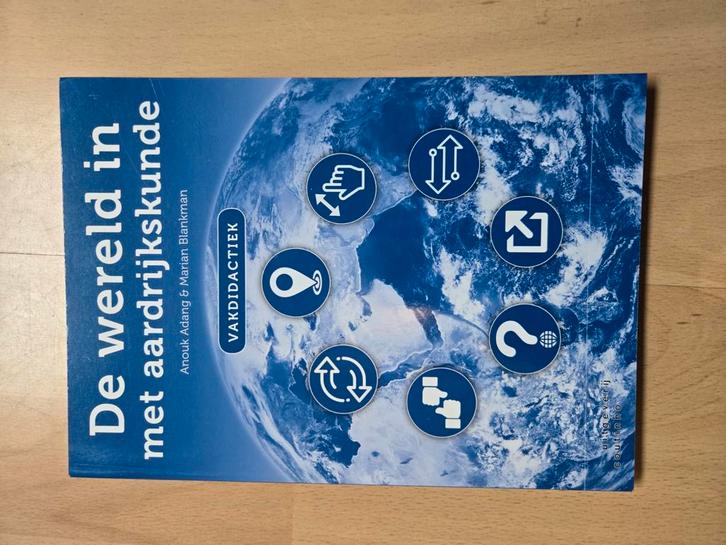 Anouk Adang - De wereld in met aardrijkskunde, Boeken, Wetenschap, Zo goed als nieuw, Natuurwetenschap, Ophalen of Verzenden