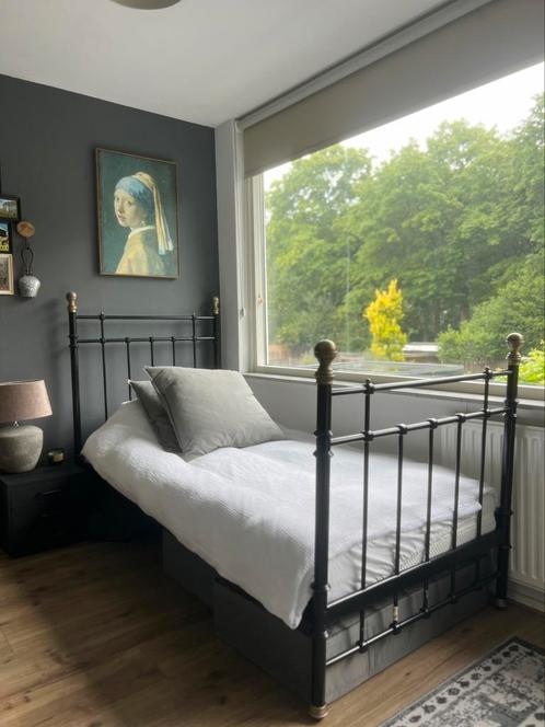 ZWART STALEN 1-PERSOONSBED MET SPIJLEN EN GOUDE KNOPEN, Huis en Inrichting, Slaapkamer | Bedden, Gebruikt, Eenpersoons, 90 cm
