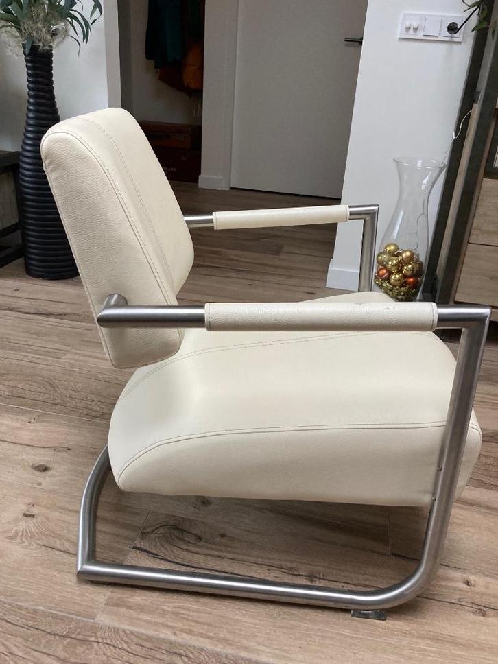 stoel gebroken wit van Xooon, Huis en Inrichting, Stoelen, Gebruikt, Eén, Leer, Metaal, Wit, Ophalen