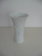 Kaiser vaas biscuit porselein bloemen 1348/2, Wit, Aardewerk of Porselein, Ophalen of Verzenden, Zo goed als nieuw
