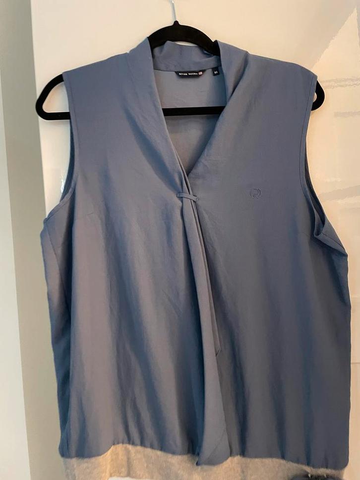 River Woods blauwe blouse maat 40 42, Kleding | Dames, Tops, Zo goed als nieuw, Maat 42/44 (L), Blauw, Zonder mouw, Ophalen of Verzenden