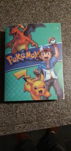 Pokémon Kaarten Map 1999-2023 - Frans - Near Mint, Ophalen of Verzenden, Zo goed als nieuw, Meerdere kaarten, Foil