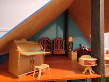 Vintage OKWA poppenhuis jaren ‘70 – met originele meubeltjes beschikbaar voor biedingen
