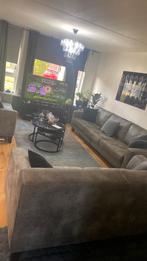 3 bankken met twee salon tafel