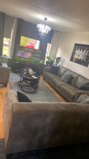 3 bankken met twee salon tafel beschikbaar voor biedingen