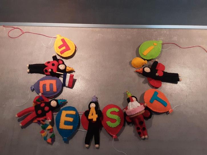 Verjaardagsslinger, Hobby en Vrije tijd, Vilt, Nieuw, Ophalen of Verzenden