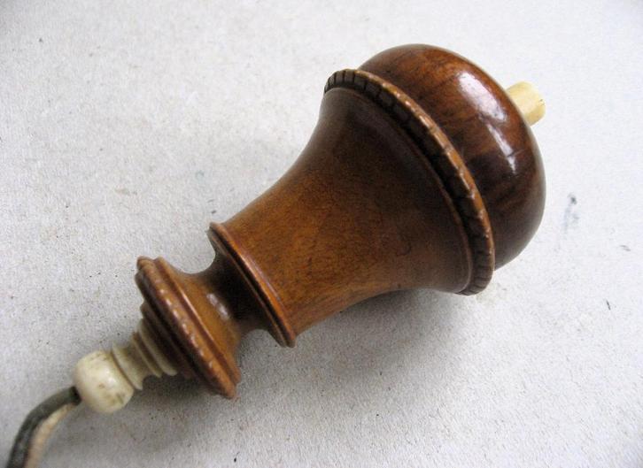 Antieke drukschakelaar, gedraaid hout met been knoppen, Antiek en Kunst, Antiek | Gereedschap en Instrumenten, Ophalen of Verzenden